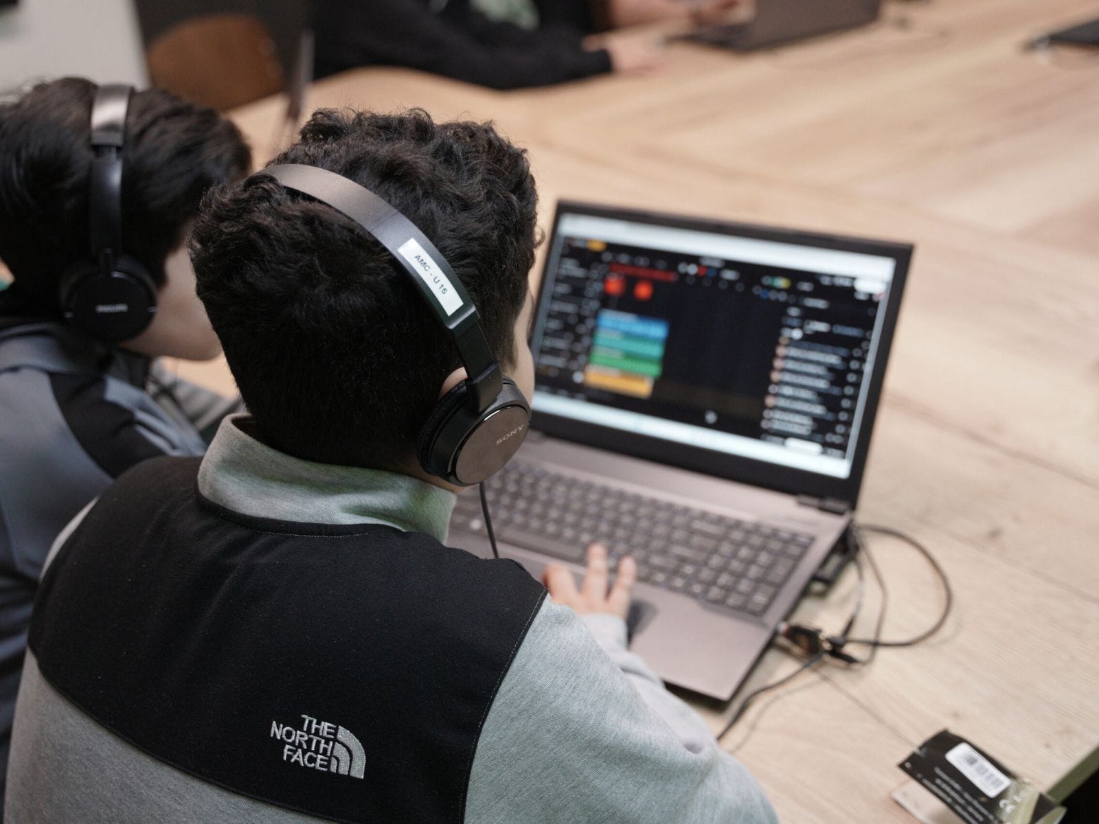 Foto: jongeren tijdens muziekproductieles